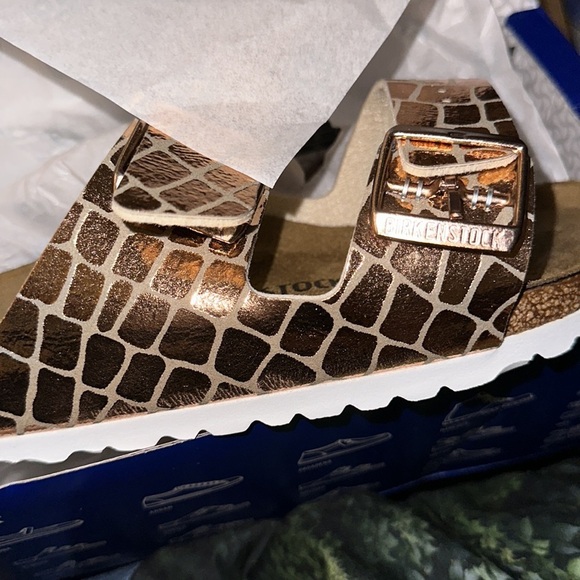 New Birkenstock Arizona Gator Gleam Two-Strap Comfort Sanda‎ - Picture 6 of 7